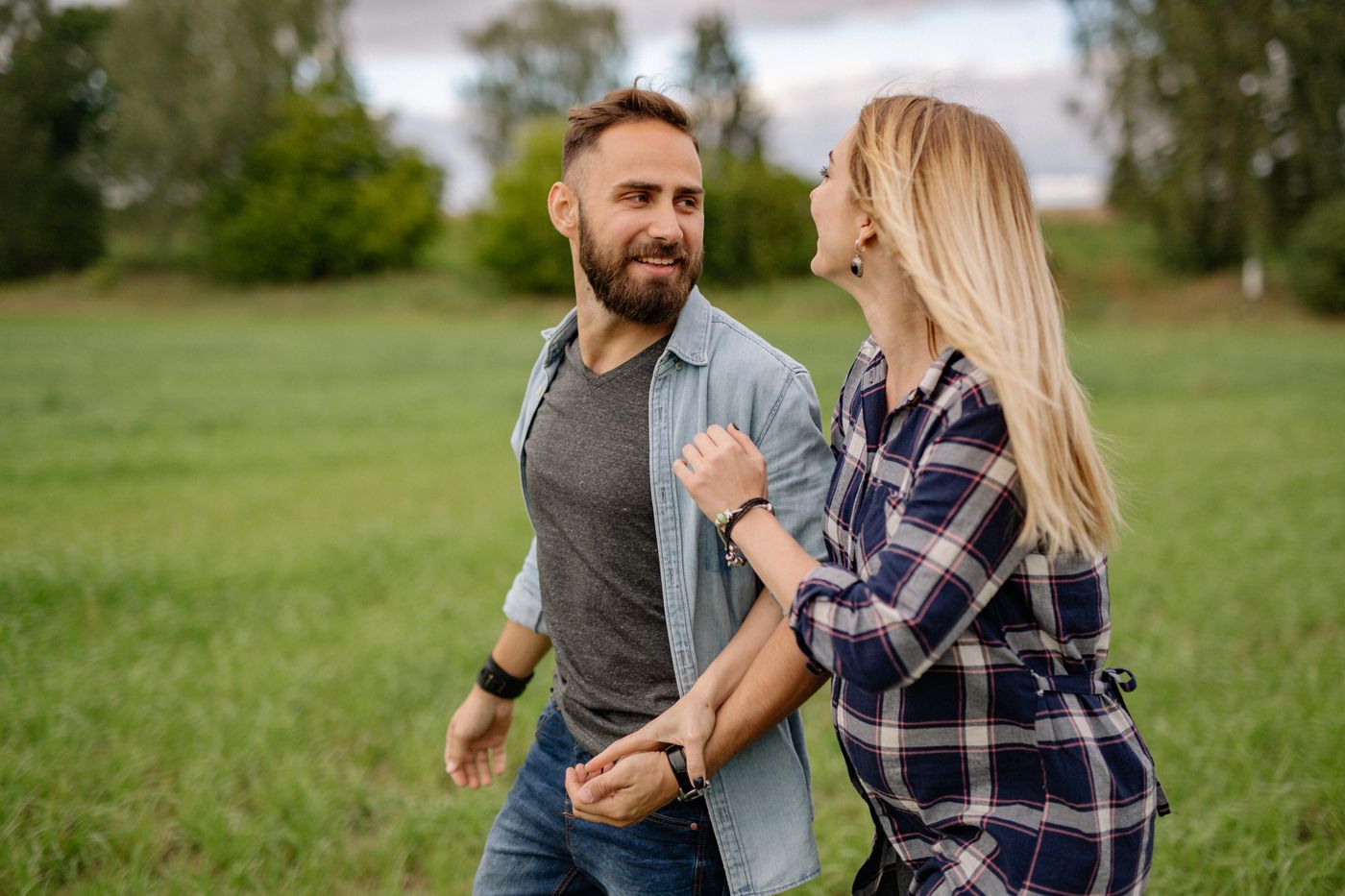 Couple heureux qui se regarde en marchant, un premier rendez-vous réussi
