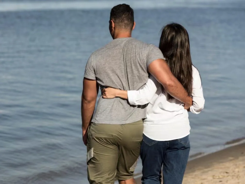 Couple enlacé au bord de l'eau à La Réunion