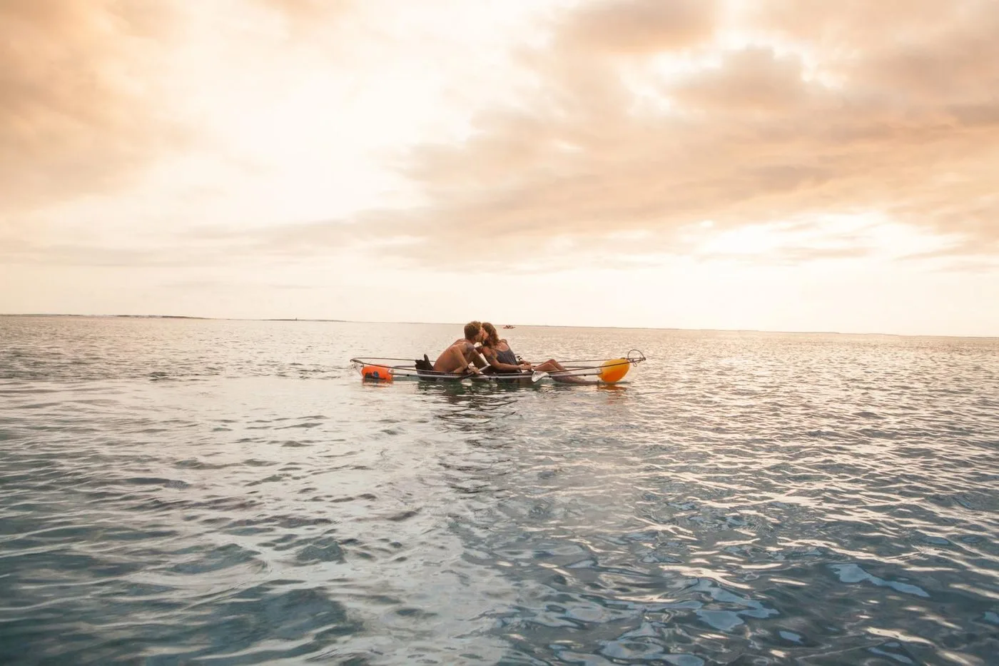Couple s'embrassant en kayak au coucher de soleil sur le lagon de La Réunion