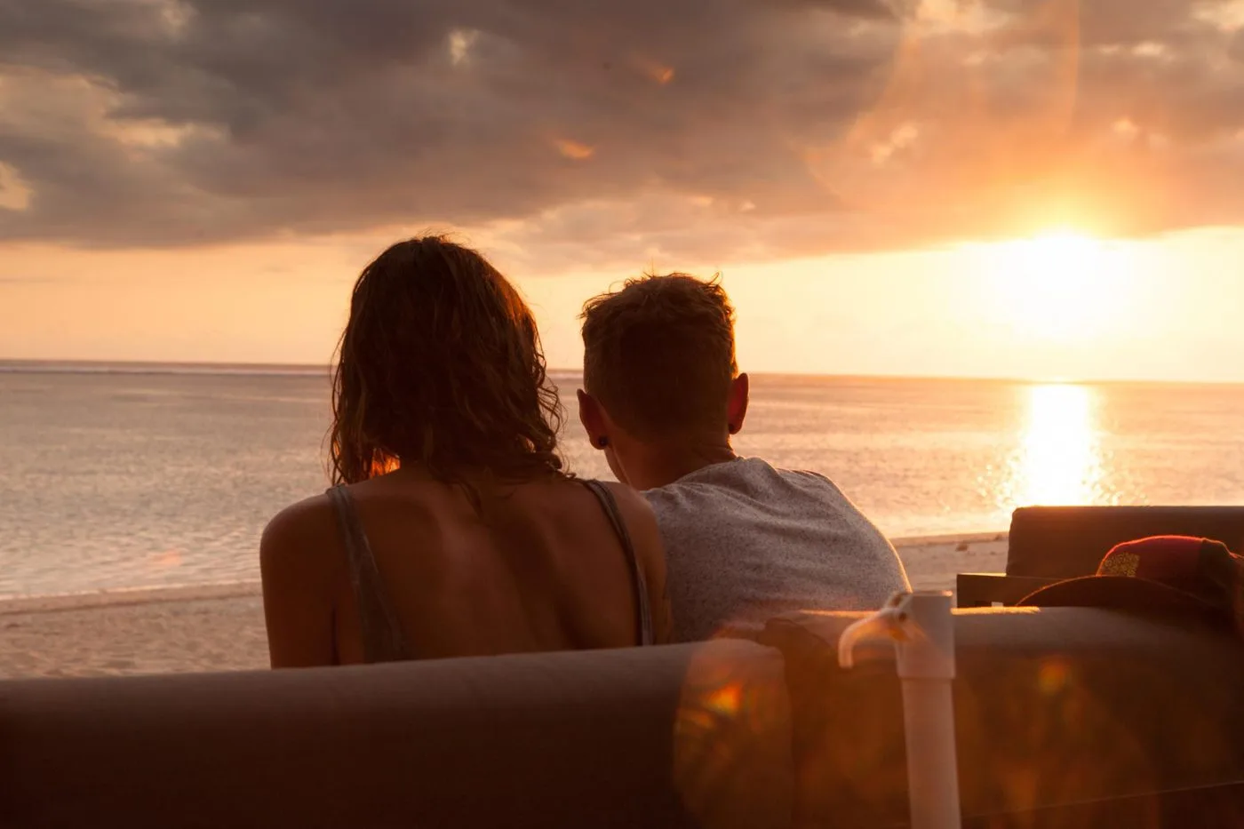 Couple admirant le coucher de soleil sur la plage