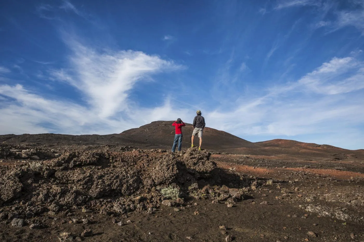 Couple face au volcan de La Réunion